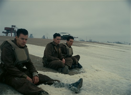 (L-R) HARRY STYLES as Alex, ANEURIN BARNARD as Gibson and FIONN WHITEHEAD as Tommy in the Warner Bros. Pictures action thriller DUNKIRK, a Warner Bros. Pictures release. Courtesy of Warner Bros. Pictures.